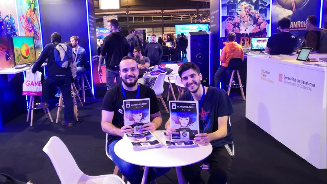 Dos dels membres de l'equip de El Tecnològic ens mostren orgullosos la revista